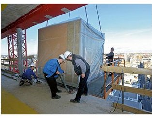 Anbringen des Rollensystems für den Transport durch die Etage