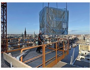 Einbringung des Fertigbades durch eine seitliche Öffnung in der Etage