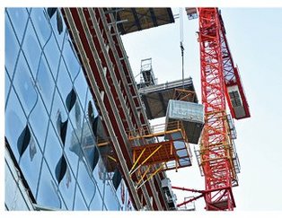 Das Fertigbad kann alternativ über eine Plattform durch eine seitliche Öffnung in der Etage eingesetzt werden Gebäude mit seitlicher Plattform