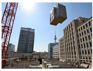 Modulbad wird von oben ins Gebäude gehoben